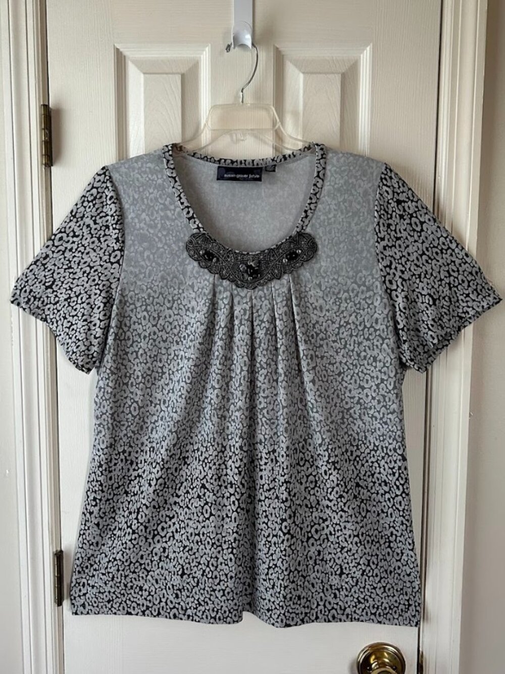 Susan Graver Style Top Jewel Embellished Neckline Sz 2X Black White Circle Print